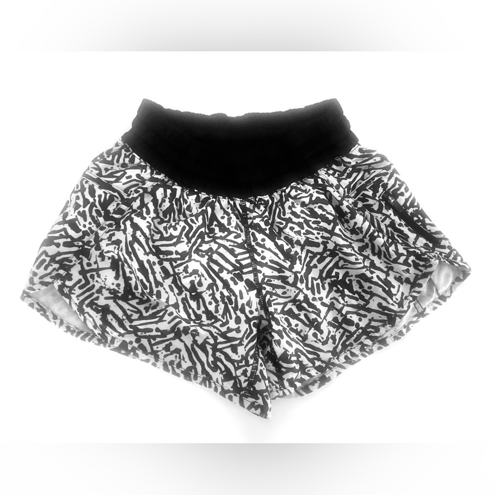 Lululemon Tracker Short III *4-way Stretch
Medium waist- White/ Black Sz S